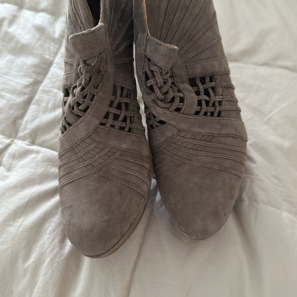 Eli’s Tahari suede ankle boots..size 36 1/2 - Picture 4 of 5